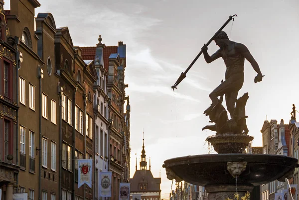 Gdansk'taki eski şehir pazarında Neptün Heykeli