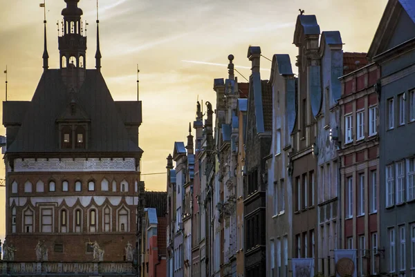 Fasada zabytkowej architektury budynku w Gdańsku — Zdjęcie stockowe