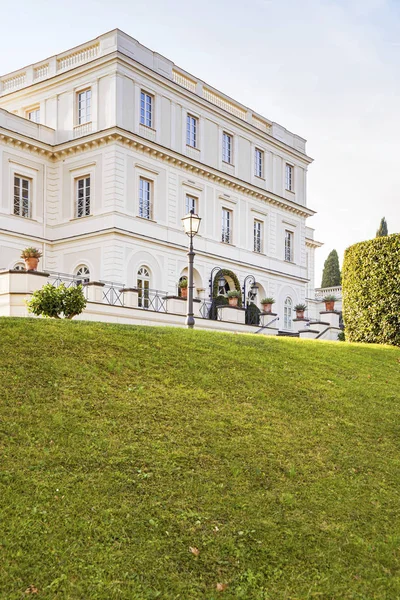 Villa apartment palace house with garden — Stock Photo, Image
