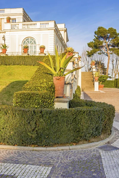 Villa Apartment Palace House med trädgård — Stockfoto