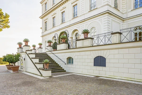 Villa Apartment Palace House med trädgård — Stockfoto