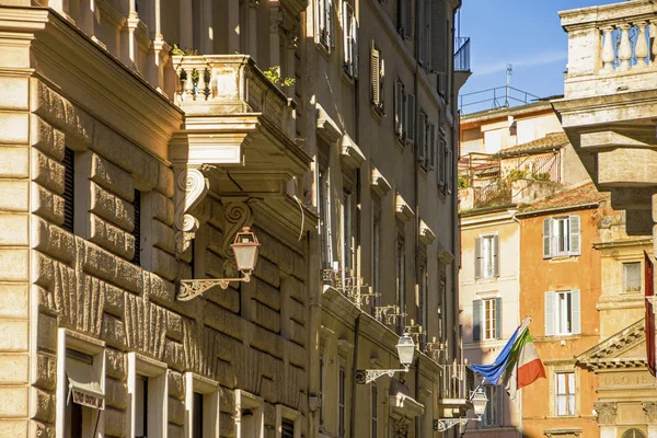 Roma'da eski sokak fener