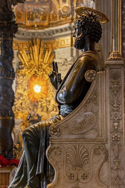Saint Peter staty i Basilica Vatikanen Rom — Stockfoto