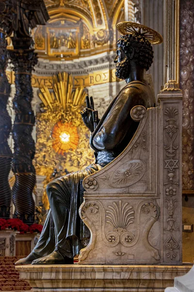 Saint Peter staty i Basilica Vatikanen Rom — Stockfoto