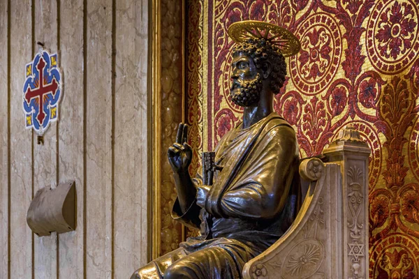 Saint Peter staty i Basilica Vatikanen Rom — Stockfoto
