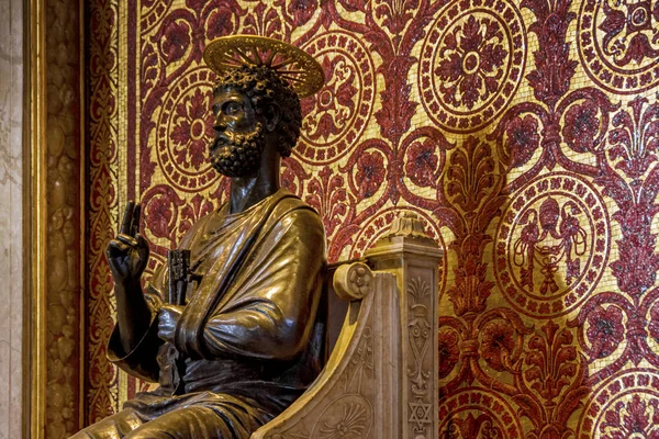 Estátua de São Pedro na Basílica Vaticano Roma — Fotografia de Stock