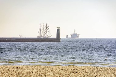 Deniz feneri ile liman iskelesi