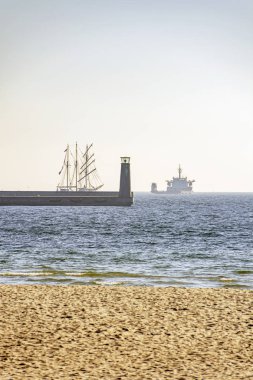 Deniz feneri ile liman iskelesi