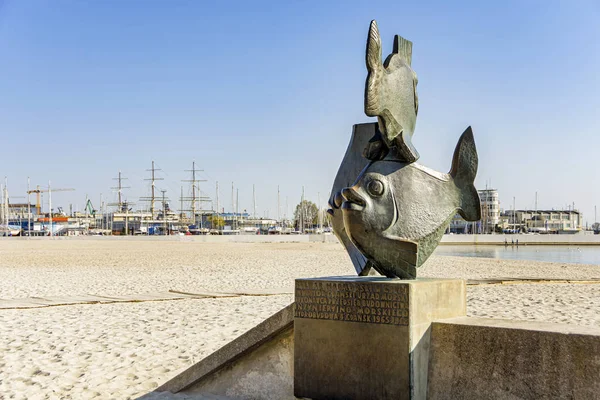 Peixes escultura estátua com praia em Gdynia — Fotografia de Stock