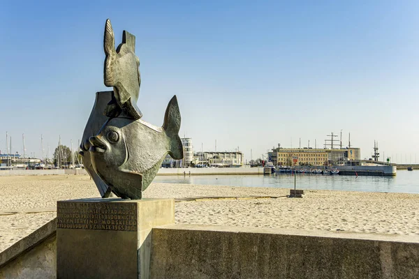 Peixes escultura estátua com praia em Gdynia — Fotografia de Stock