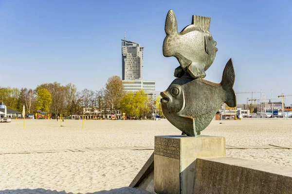 Fischskulptur Statue mit Strand in Gdingen — Stockfoto