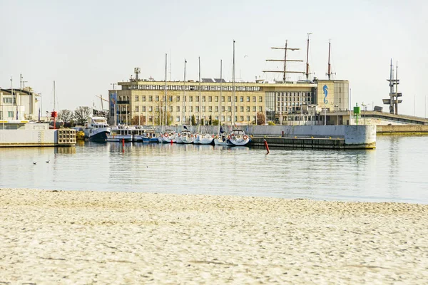 Marina e porto com barco e iate em Gdynia — Fotografia de Stock