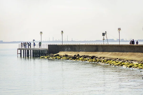 Pier com lanterna e mar em Gdynia — Fotografia de Stock