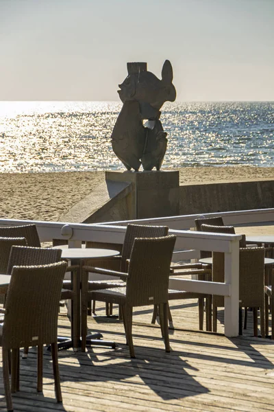 Peixes escultura estátua com praia em Gdynia — Fotografia de Stock