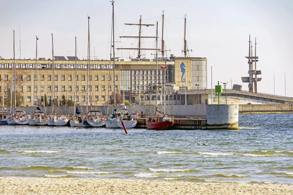 Marina e porto com barco e iate em Gdynia — Fotografia de Stock