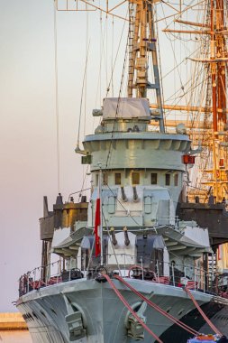 Gdynia limanında savaş gemisi ve yelkenli
