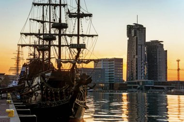 Gemi ve kule binası ile liman iskelesi