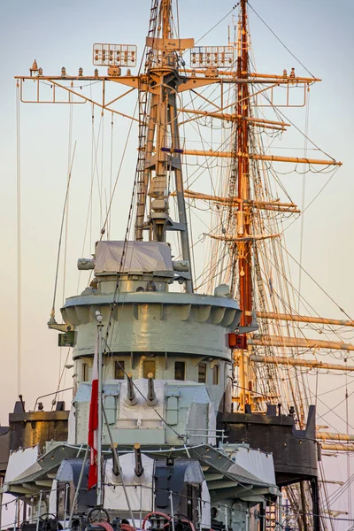 Navio de guerra e veleiro no porto Gdynia — Fotografia de Stock