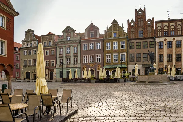 Zabytkowy rynek Starego miasta kolorowy budynek w Poznaniu — Zdjęcie stockowe