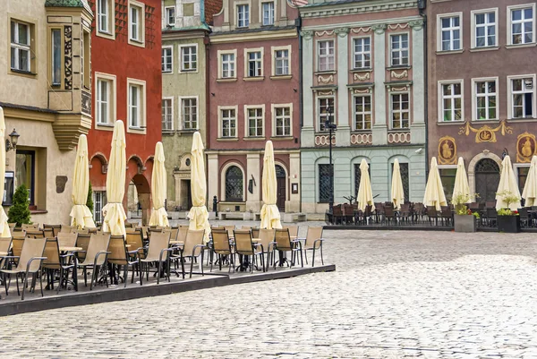 Historische oude binnenstad markt kleurrijk gebouw in Poznan — Stockfoto