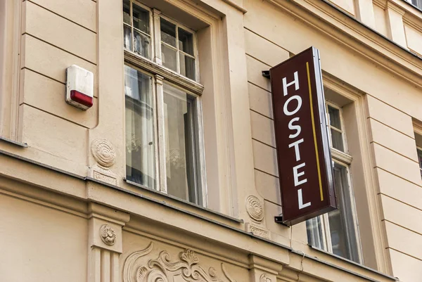 Hostel litery znak ulica — Zdjęcie stockowe