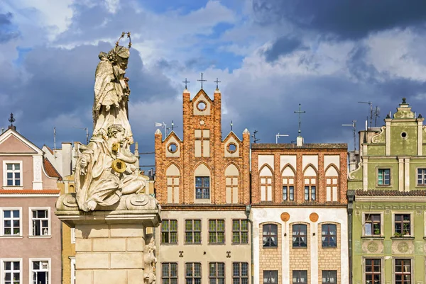 Zabytkowy rynek Starego miasta kolorowy budynek w Poznaniu — Zdjęcie stockowe