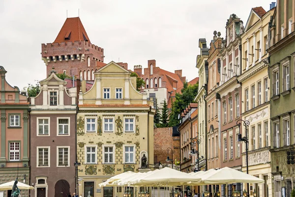 Zabytkowy rynek Starego miasta kolorowy budynek w Poznaniu — Zdjęcie stockowe