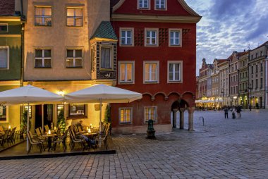 Poznan restoran ve kafe ile eski ünlü kare pazar