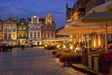 Poznan restoran ve kafe ile eski ünlü kare pazar