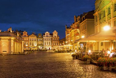 Poznan restoran ve kafe ile eski ünlü kare pazar