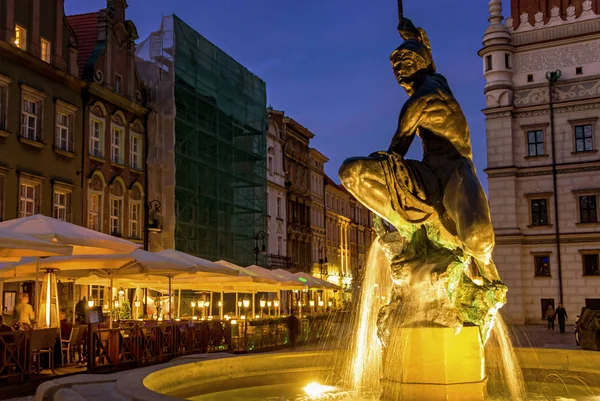 Oude beroemde plein markt met restaurants en Cafe in Poznan — Stockfoto