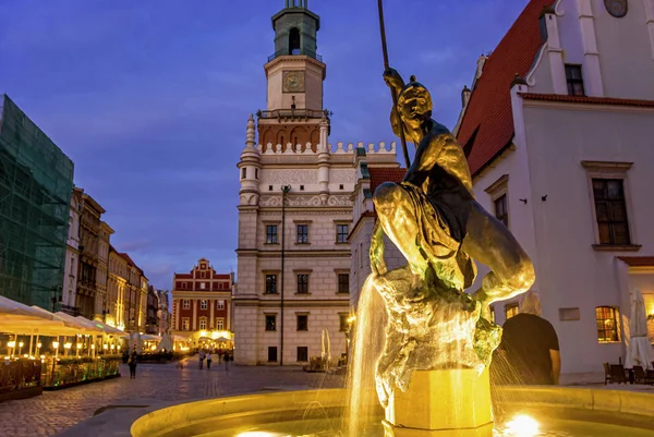 Gamla berömda torgmarknaden med restauranger och kafé i Poznan — Stockfoto