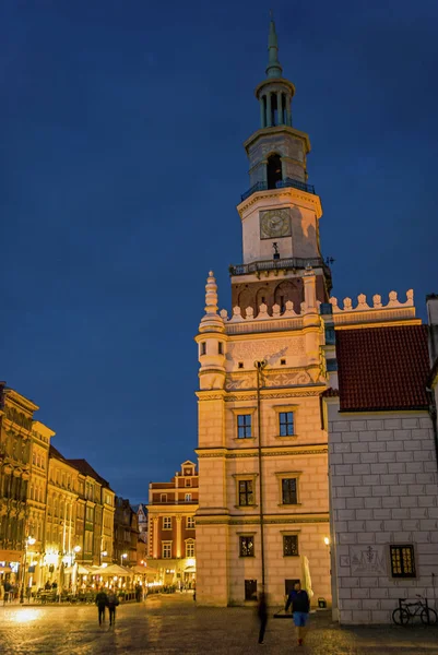 Starý slavný čtvercový trh s restauracemi a kavárnou v Poznani — Stock fotografie