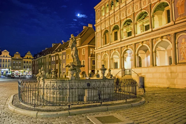 Starý slavný čtvercový trh s restauracemi a kavárnou v Poznani — Stock fotografie