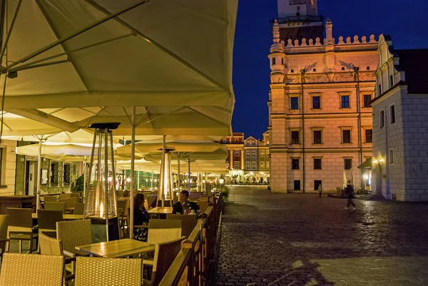 Oude beroemde plein markt met restaurants en Cafe in Poznan — Stockfoto