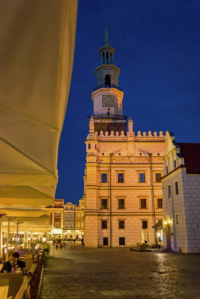 Mercado quadrado famoso velho com restaurantes e café em Poznan — Fotografia de Stock