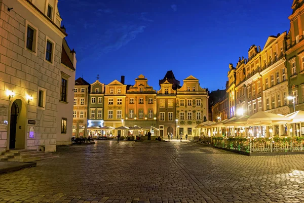 Stary słynny rynek kwadratowy z restauracjami i kawiarnią w Poznaniu — Zdjęcie stockowe