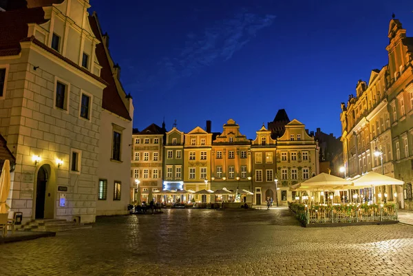 Antiguo famoso mercado cuadrado con restaurantes y cafeterías en Poznan — Foto de Stock