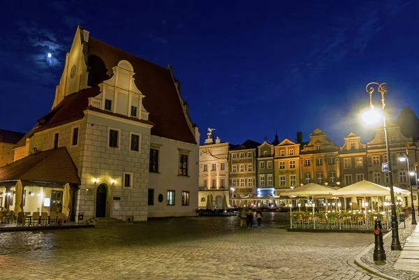 Starý slavný čtvercový trh s restauracemi a kavárnou v Poznani — Stock fotografie