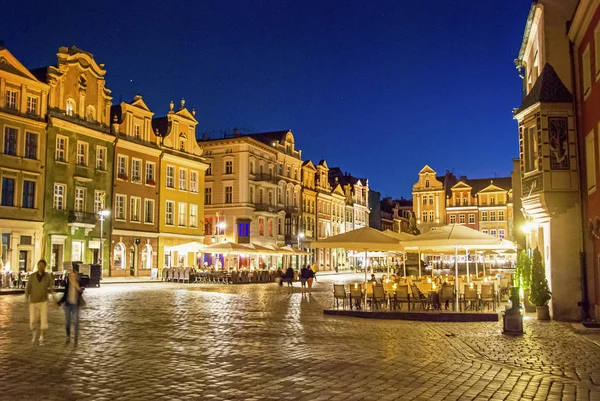 Régi híres tér piac éttermekkel és kávézóval Poznanban — Stock Fotó