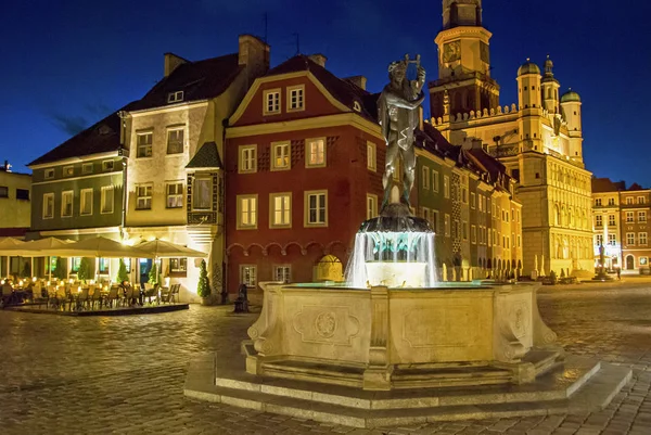 Antiguo famoso mercado cuadrado con restaurantes y cafeterías en Poznan — Foto de Stock