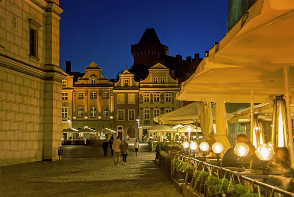 Oude beroemde plein markt met restaurants en Cafe in Poznan — Stockfoto