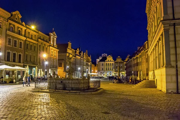 Oude beroemde plein markt met restaurants en Cafe in Poznan Rechtenvrije Stockafbeeldingen