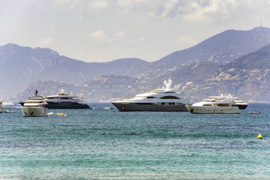 Cannes 'da yatlar ve tekneler ile Sea Bay Marina