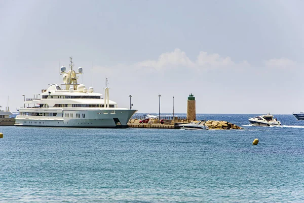 Marina de la baie de mer avec yachts et bateaux à Cannes — Photo