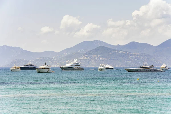 Marina mit Yachten und Booten in Konserven — Stockfoto