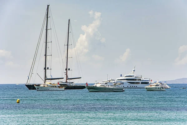 Marina de la baie de mer avec yachts et bateaux à Cannes — Photo