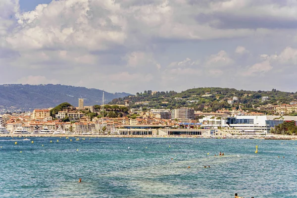 Marina de la baie de mer avec yachts et bateaux à Cannes — Photo