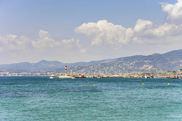 Přístav pro mořské zátoky s jachtou a loděmi v Cannes — Stock fotografie
