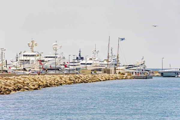 Marina de la baie de mer avec yachts et bateaux à Cannes — Photo